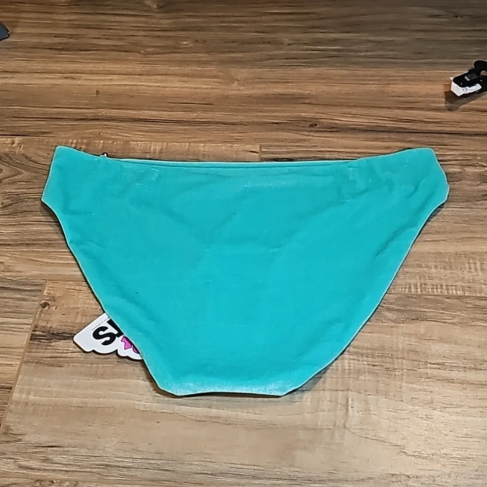 Bikini - Picture 3 of 9